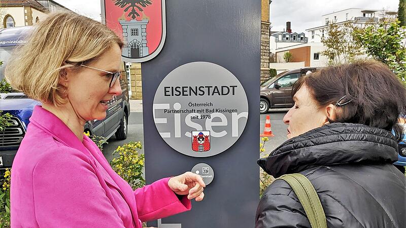 Maren Schmitt, Pr&auml;sidentin des St&auml;dtepartnerschaftskomitees, und ihre Amtsvorg&auml;ngerin Helena Scharf vor der Info-Stele der &ouml;sterreichischen Partnerstadt Eisenst&auml;dt