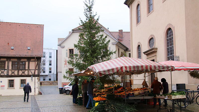 Der Weihnachtsbaum auf dem Rathausplatz in Bad Kissingen