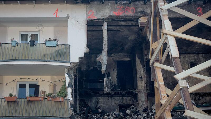 Nach der Explosion und einem Brand in einem Regensburger Wohnhaus