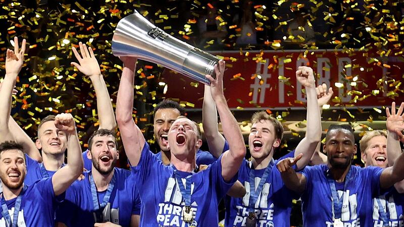 Alba-Kapit&auml;n Luke Sikma reckt die Meistertroph&auml;e in die H&ouml;he, die die Berliner in der vergangenen Saison zum dritten Mal in Empfang nahmen.