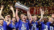 Alba-Kapit&auml;n Luke Sikma reckt die Meistertroph&auml;e in die H&ouml;he, die die Berliner in der vergangenen Saison zum dritten Mal in Empfang nahmen.