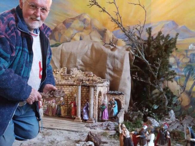 Krippenbaumeister Karl-Heinz Exner beim Aufbau der PassionskrippenForchheim & Fränkische Schweiz
