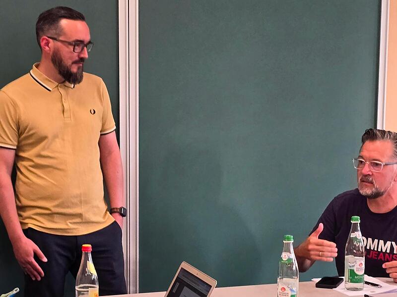 Sebastian Mulzer, Abteilungsleiter für Jugendsozialarbeit an Schulen des Jugendhilfeverbunds „Der Puckenhof“, im Gespräch mit Bürgermeister Fischkal Sebastian Mulzer, Abteilungsleiter für Jugendsozialarbeit an Schulen des Jugendhilfeverbunds „Der Puckenhof“, im Gespräch mit Bürgermeister Fischkal