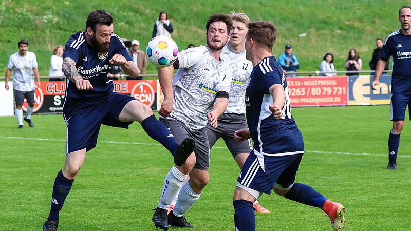 Der Steinbacher Daniel F&ouml;rtsch (blau) kommt vor Julian Neder an den Ball und kann kl&auml;ren.