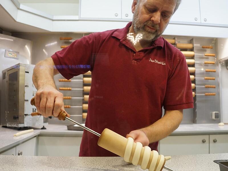 Frisch zubereitete Baumstriezel von Werner Bloos schmecken den Gästen immer. Frisch zubereitete Baumstriezel von Werner Bloos schmecken den Gästen immer.