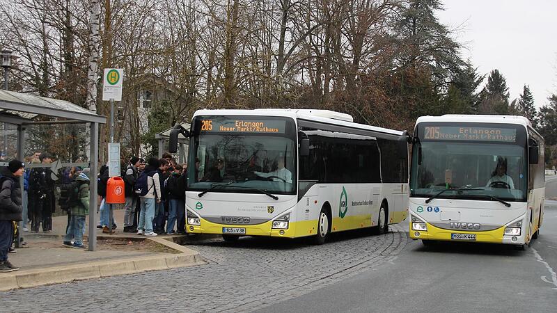 Die Ausgaben für den öffentlichen Nahverkehr – hier zu sehen der Busbahnhof Schwedenschanze in Höchstadt – werden weiter steigen. Auch weil sich kein Busunternehmen findet, das Linien im Landkreis eigenwirtschaftlich betreiben möchte. Die Ausgaben für den öffentlichen Nahverkehr – hier zu sehen der Busbahnhof Schwedenschanze in Höchstadt – werden weiter steigen. Auch weil sich kein Busunternehmen findet, das Linien im Landkreis eigenwirtschaftlich betreiben möchte.