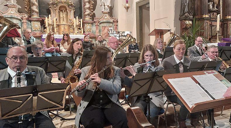 Dreigesang, Nachwuchsmusikanten und die Musikvereinigung beim gemeinsamen abschließenden Lied „Süßer die Glocken nie klingen“. Dreigesang, Nachwuchsmusikanten und die Musikvereinigung beim gemeinsamen abschließenden Lied „Süßer die Glocken nie klingen“.