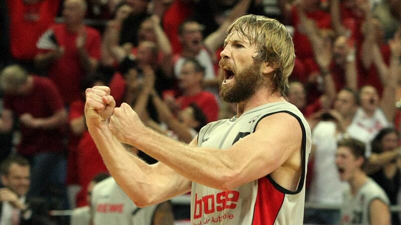 Raus mit der Freude: John Goldsberry bejubelte die Bamberger Meisterschaft 2011.