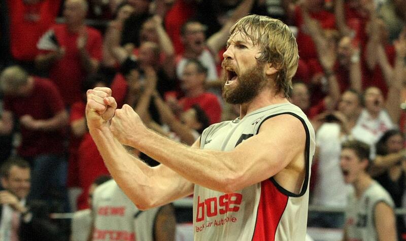 Raus mit der Freude: John Goldsberry bejubelte die Bamberger Meisterschaft 2011.