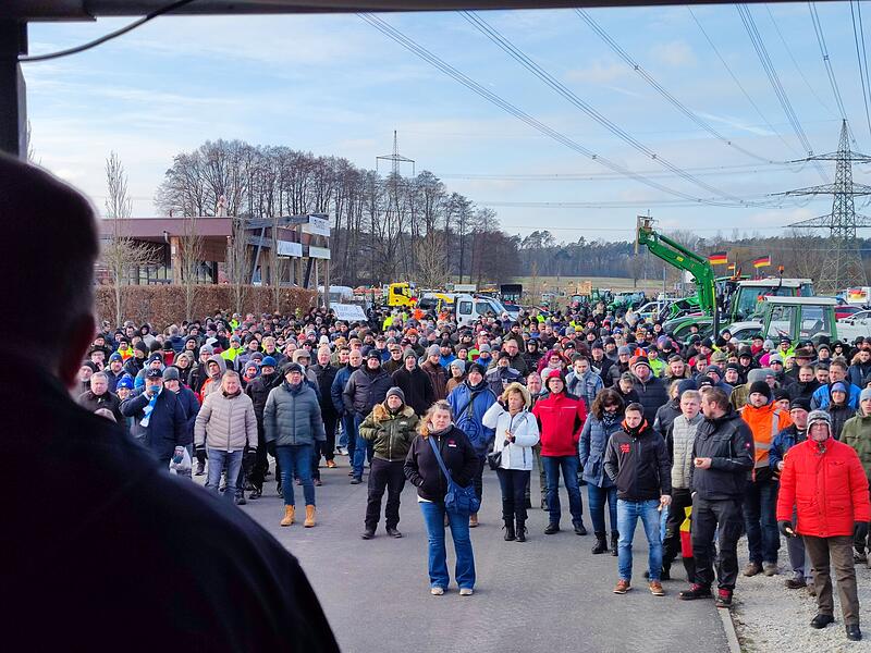 Der Protestzug erreicht Hausen - Kundgebung am PilatushofDer Protestzug erreicht Hausen - Kundgebung am Pilatushof Der Protestzug erreicht Hausen - Kundgebung am PilatushofDer Protestzug erreicht Hausen - Kundgebung am Pilatushof
