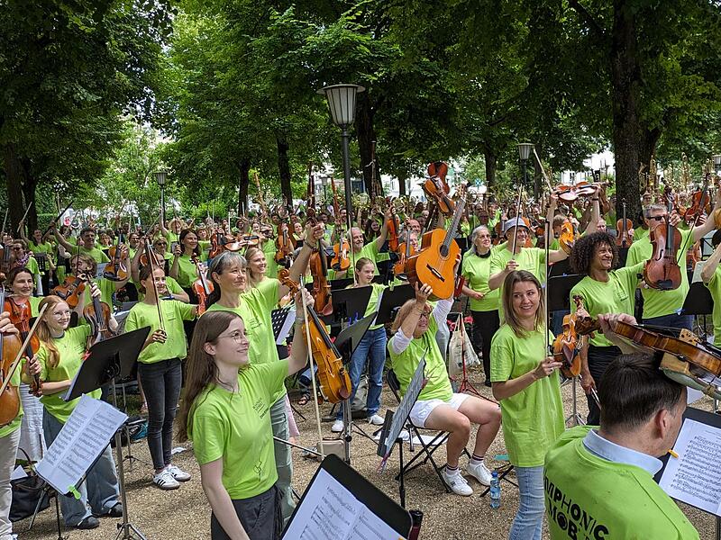 Strahlende Gesichter bei den Musikerinnen und Musikern, und als Dank f&uuml;r das tolle Event recken sie ihre Instrumente in die H&ouml;he.