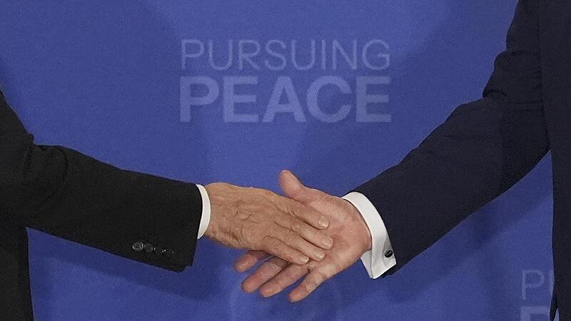 US-Präsident Donald Trump (r.) schüttelt die Hand von Russlands Präsident Wladimir Putin während einer gemeinsamen Pressekonferenz auf der Joint Base Elmendorf-Richardson, Alaska. US-Präsident Donald Trump (r.) schüttelt die Hand von Russlands Präsident Wladimir Putin während einer gemeinsamen Pressekonferenz auf der Joint Base Elmendorf-Richardson, Alaska.