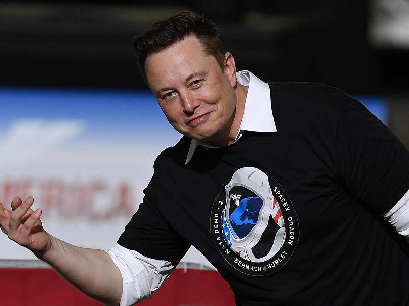 Elon Musk übt mit seiner wirtschaftlichen Macht auch politische Macht aus. Elon Musk übt mit seiner wirtschaftlichen Macht auch politische Macht aus.