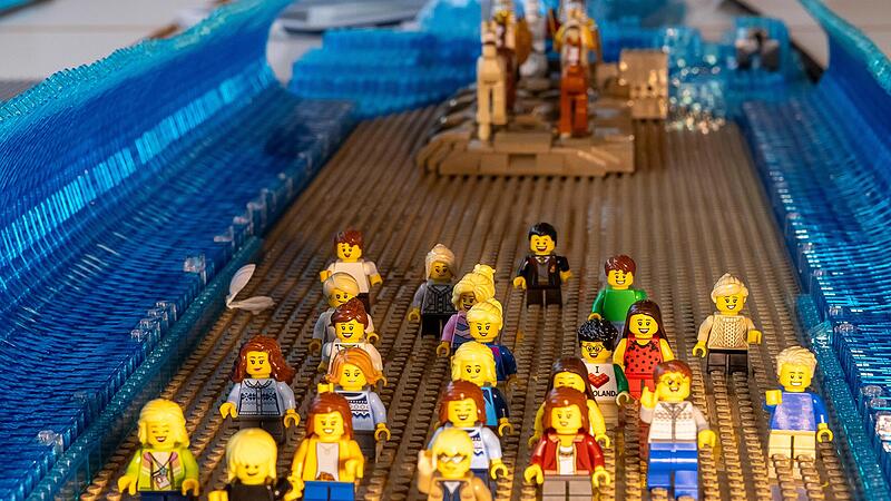 Wenn Legosteine Bibelgeschichten erzählen – Kaplan Thomas Elbert hat hier den Auszug der Israeliten aus Ägypten nachgebaut. Wenn Legosteine Bibelgeschichten erzählen – Kaplan Thomas Elbert hat hier den Auszug der Israeliten aus Ägypten nachgebaut.