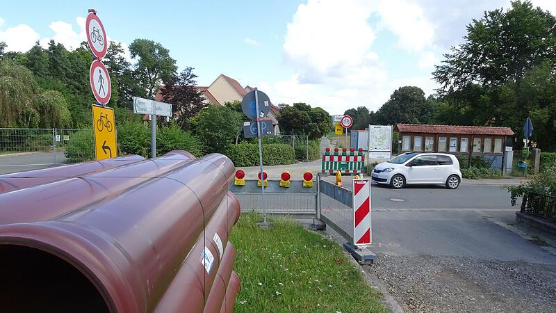Die Leitungsrohre liegen schon bereit:  An dieser Stelle, wo Wiesengiech und Stra&szlig;giech ineinander &uuml;bergehen, muss die Stra&szlig;e aufgerissen werden, damit sie  in Richtung Sche&szlig;litz verlegt werden k&ouml;nnen.