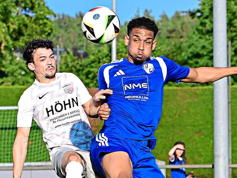 Zum Saisonstart holten Kevin Schmid (r.) und der ASV Weisendorf ein 2:2-Remis in Wendelstein. Sportfoto Zink Zum Saisonstart holten Kevin Schmid (r.) und der ASV Weisendorf ein 2:2-Remis in Wendelstein. Sportfoto Zink