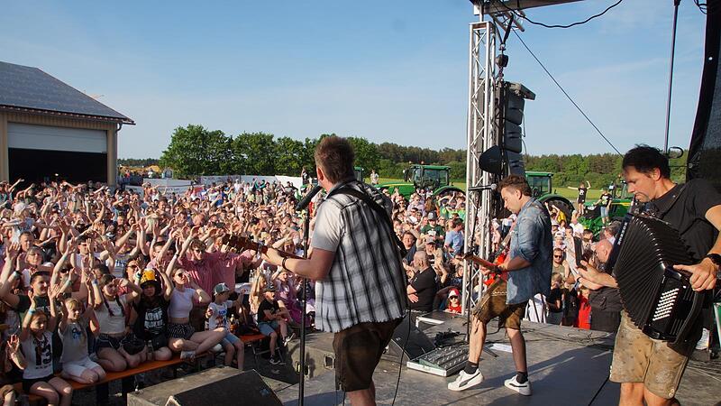 Die berühmtesten Söhne Kirchaichs sind aktuell zweifellos die „Dorfrocker“. Sie treten auch im Festereigen zum Dorfjubiläum auf. Unser Bild entstand in Wotzendorf/Stadelhofen, wo die Musiker erst kürzlich die Menge begeisterten. Die berühmtesten Söhne Kirchaichs sind aktuell zweifellos die „Dorfrocker“. Sie treten auch im Festereigen zum Dorfjubiläum auf. Unser Bild entstand in Wotzendorf/Stadelhofen, wo die Musiker erst kürzlich die Menge begeisterten.