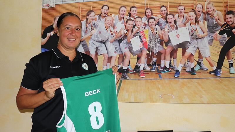 Auch wenn sich Johanna Beck &ndash; hier mit ihrem Original-Erstliga-Trikot aus erfolgreichen DJK-Zeiten und vor einem Meisterbild im weiblichen Nachwuchsbereich &ndash; &uuml;ber die Kooperation mit dem Freak City Bamberg e.V. freut und die &Uuml;bergabe des Teilnahmerechts f&uuml;r unabdingbar h&auml;lt, schl&auml;gt ihr Herz weiterhin intensiv f&uuml;r die Nachwuchsspielerinnen bei &bdquo;ihrer&ldquo; DJK Don Bosco.