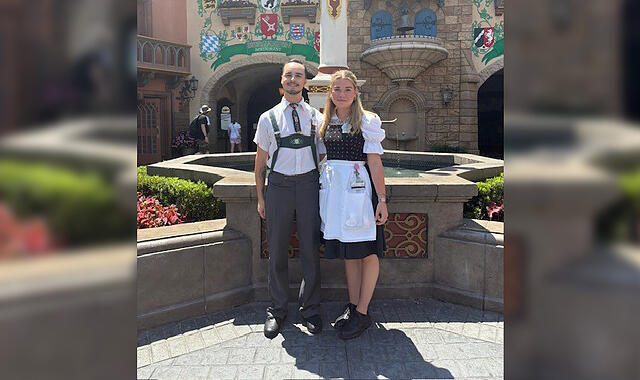 Emma Pietsch und ein Freund in ihren Kost&uuml;men in der Mitte des Germany Pavilions in EPCOT