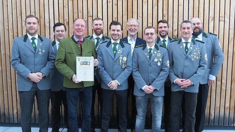 Die erfolgreichen Schützen der Hubertus-Gilde Euerdorf: (von links) Dominic Brimer, Marco Frank, Thomas Heilmann, Fedor Fetsch, Tobias Mützel, Bürgermeister Peter Bergel, stellv. Schützenmeister Benjamin Schmitt, Andi Lippert, Michael Fell, 1. Sch... Die erfolgreichen Schützen der Hubertus-Gilde Euerdorf: (von links) Dominic Brimer, Marco Frank, Thomas Heilmann, Fedor Fetsch, Tobias Mützel, Bürgermeister Peter Bergel, stellv. Schützenmeister Benjamin Schmitt, Andi Lippert, Michael Fell, 1. Sch...