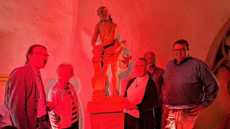 Etwas mystisch sollte es bei der Enthüllung des „Christus an der Geiselsäule“ zugehen: Museumsleiter Nicolas Zenzen (von links), Koordinatorin Marlies Albert, Vorsitzende Anna Spor, Bildhauer Petro Schiller, Zweiter Bürgermeister Andreas Trägner.