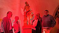 Etwas mystisch sollte es bei der Enthüllung des „Christus an der Geiselsäule“ zugehen: Museumsleiter Nicolas Zenzen (von links), Koordinatorin Marlies Albert, Vorsitzende Anna Spor, Bildhauer Petro Schiller, Zweiter Bürgermeister Andreas Trägner. Etwas mystisch sollte es bei der Enthüllung des „Christus an der Geiselsäule“ zugehen: Museumsleiter Nicolas Zenzen (von links), Koordinatorin Marlies Albert, Vorsitzende Anna Spor, Bildhauer Petro Schiller, Zweiter Bürgermeister Andreas Trägner.