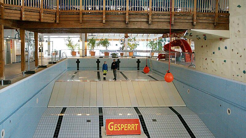 So klein sind Menschen in einem fast vier Meter tiefen Schwimmbecken: Bj&ouml;rn Fr&ouml;hlich, Technik-Leiter bei den Bad Br&uuml;ckenauer Stadtwerken, und Hanna Quanz, Fachkraft f&uuml;r Wasserversorgungstechnik, in der leeren Therme Sinnflut.