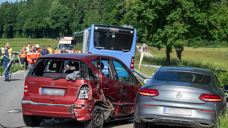 Auto prallt gegen Schulbus