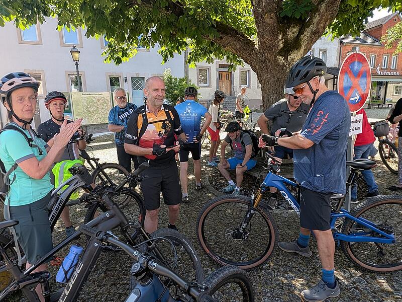 Die Mountain-Biker werden von Richard Bott (Mitte) am Anger auf ihre Tour vorbereitet