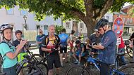 Die Mountain-Biker werden von Richard Bott (Mitte) am Anger auf ihre Tour vorbereitet