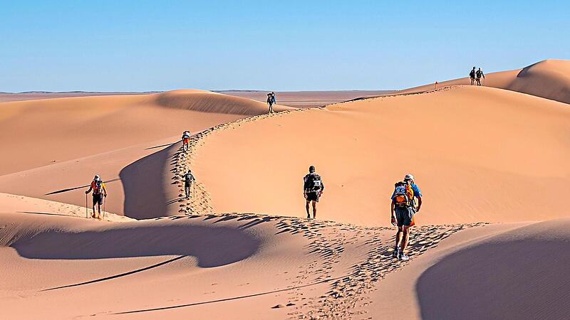 Ein Lauf der Extreme ist der „Track Mongolia“ durch die Wüste Gobi. Zu überwinden gilt es 520 Kilometer auf neun Etappen. Ein Lauf der Extreme ist der „Track Mongolia“ durch die Wüste Gobi. Zu überwinden gilt es 520 Kilometer auf neun Etappen.