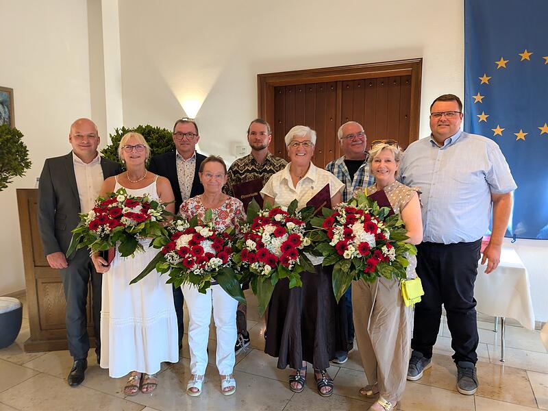 Die ausgeschiedenen Stadtratsmitglieder werden geehrt.