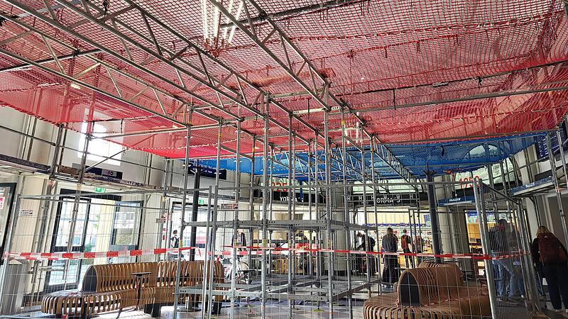 Aktuell wird die Decke in der Empfangshalle des Coburger Bahnhofs saniert. Laut Deutscher Bahn müsse altersbedingt ausgebessert werden. Wie lange die Bauarbeiten dauern und welche Kosten dafür entstehen, sei aktuell noch nicht absehbar.