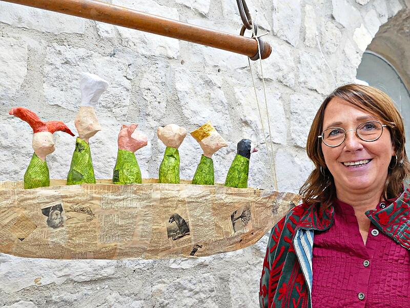Nicole H&uuml;lswitt schafft mit einem Augenzwinkern Szenen wie diese: &bdquo;Same, same but different&ldquo;. Alle Lebewesen sitzen in einem Boot und sind doch unterschiedlich.