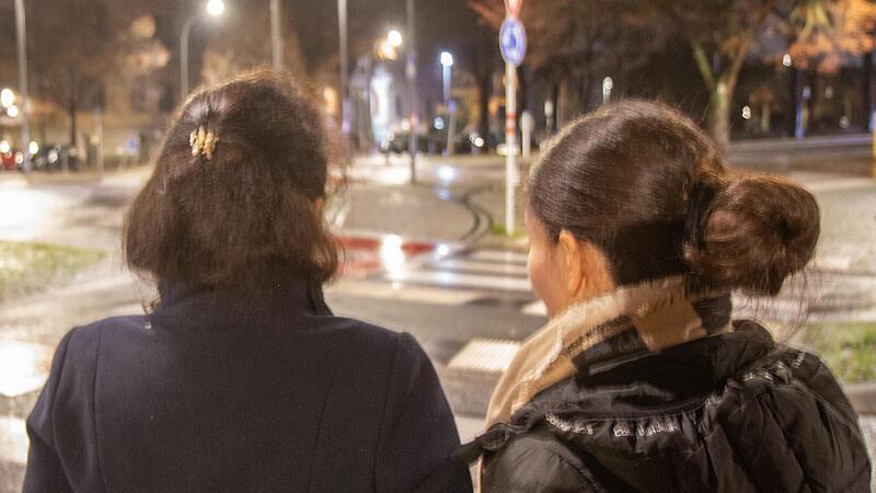 &bdquo;Wir wollen keine Islamische Republik.&ldquo; Aus Angst vor Repressalien lassen sich die beiden in Bamberg lebenden Iranerinnen nur von hinten fotografieren. Auch ihre Namen wurden im FT-Interview deshalb ge&auml;ndert.