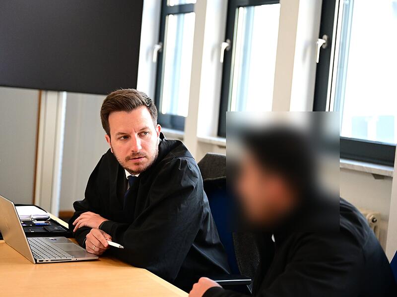 Rechtsanwalt J&ouml;rg Schwengler aus Bamberg und der Angeklagte warten auf Strafrichter Matthias Bachmann