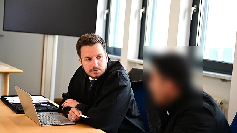 Rechtsanwalt J&ouml;rg Schwengler aus Bamberg und der Angeklagte warten auf Strafrichter Matthias Bachmann