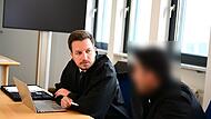 Rechtsanwalt J&ouml;rg Schwengler aus Bamberg und der Angeklagte warten auf Strafrichter Matthias Bachmann