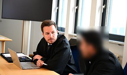 Rechtsanwalt J&ouml;rg Schwengler aus Bamberg und der Angeklagte warten auf Strafrichter Matthias Bachmann