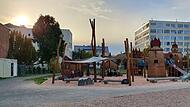 Der Burgspielplatz auf dem Kaufplatz-Gelände ist bald Geschichte. Er zieht in den Ruster Garten hinter der Stadthalle um, auf dem Kaufplatz-Gelände stehen Bodenuntersuchungen an.