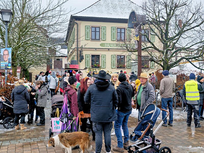 Trotz Schneefall herrschte beim Kinderfaschingsumzug in Ro&szlig;dorf eine super Stimmung.