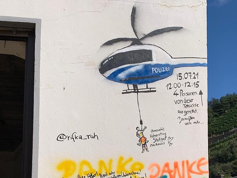 Die Leuten, denen seit der Flut im Katastrophengebiet geholfen wird, sind den Rettungskräften und Helfern dankbar. Die Leuten, denen seit der Flut im Katastrophengebiet geholfen wird, sind den Rettungskräften und Helfern dankbar.