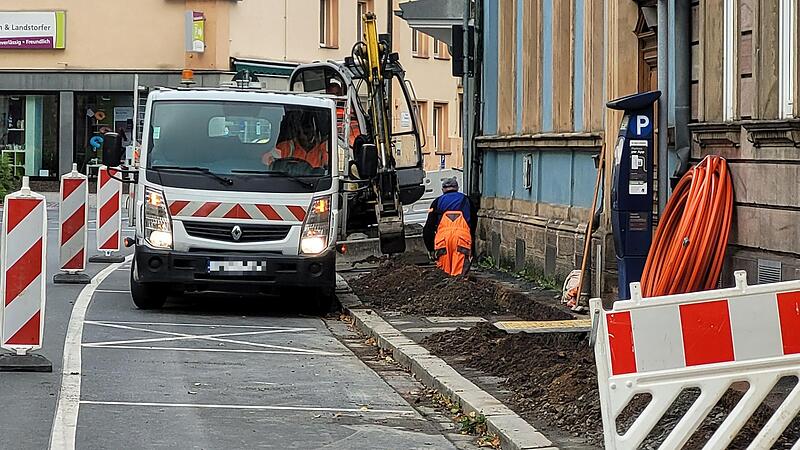 Ein Bild, das sich an vielen Stellen im Kulmbacher Stadtgebiet zeigt. Gehsteige &ndash; hier vor den Wohn- und Gesch&auml;ftsh&auml;usern in der Hans-Hacker-Stra&szlig;e &ndash; sind aufgegraben. Zum Leidwesen der Anwohner.