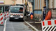 Ein Bild, das sich an vielen Stellen im Kulmbacher Stadtgebiet zeigt. Gehsteige – hier vor den Wohn- und Geschäftshäusern in der Hans-Hacker-Straße – sind aufgegraben. Zum Leidwesen der Anwohner.
