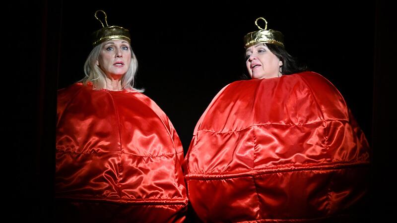Kein Weihnachtsklischee fehlt im neuen TaM-Stück – hier Gisela Karl-Kraus (links) und Johanna Wagner-Zangl in einer Szene als Christbaumkugeln.