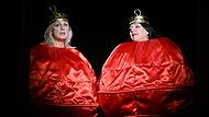 Kein Weihnachtsklischee fehlt im neuen TaM-Stück – hier Gisela Karl-Kraus (links) und Johanna Wagner-Zangl in einer Szene als Christbaumkugeln.