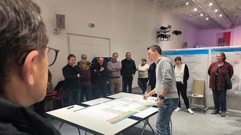 Oliver Jurk, Ortsreferent von Kleinwenkheim, erl&auml;utert bei der Themenwerkstatt f&uuml;r Kleinwenkheim, Gro&szlig;wenkheim, Seubrigshausen und Wermerichshausen die Impulsprojekte in seinem Dorf.