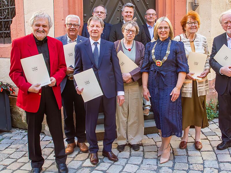 Die Geehrten (v. l.) Albert Dorn, Josef Freund, Reinhard Otzelberger, Uli Welz, Karola Weiß, Thomas Wilfing, Gerhard Rossa, Bürgermeisterin Martina Hebendanz, Edith Fießer und Josef Schiefer. Die Geehrten (v. l.) Albert Dorn, Josef Freund, Reinhard Otzelberger, Uli Welz, Karola Weiß, Thomas Wilfing, Gerhard Rossa, Bürgermeisterin Martina Hebendanz, Edith Fießer und Josef Schiefer.