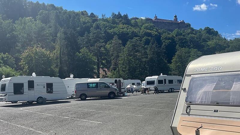 Der Freibadparkplatz war am Montag zu einem großen Teil mit Wohnwagen mit französischen Kennzeichen zugestellt. Der Freibadparkplatz war am Montag zu einem großen Teil mit Wohnwagen mit französischen Kennzeichen zugestellt.
