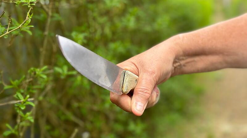 Frau greift F&ouml;rsterin mit Messer an.